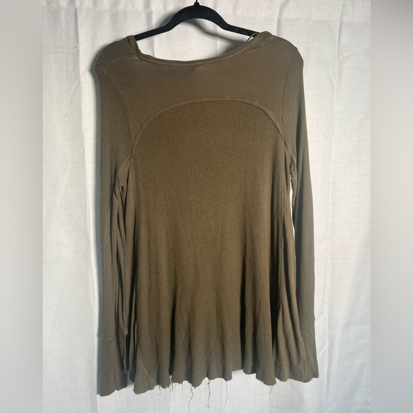 We The Free/Free People Green Fray Sweater Top With Thumb Holes- Small - Picture 3 of 7